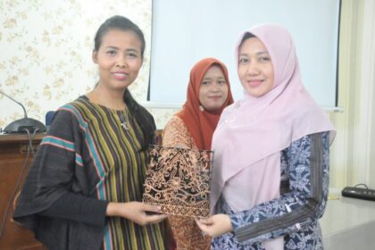 Dewan Kerajinan Nasional Daerah (Dekranasda) Cilacap memberikan bantuan canting untuk pengrajin batik.