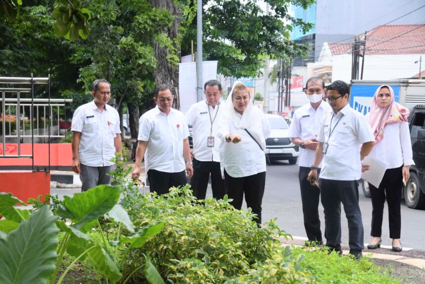 Wali Kota Semarang, Hevearita Gunaryanti Rahayu meninjau taman di Kampung Kali.