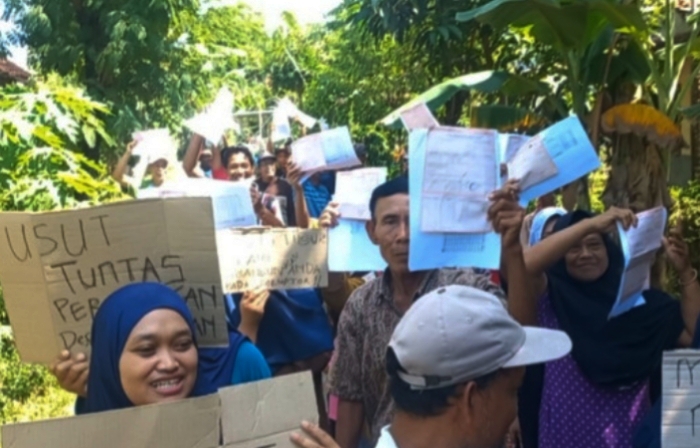 Masyarakat Desa Panjunan Kecamatan Petarukan Kabupaten Pemalang lakukan unjuk rasa menuntut pengembalian uang PBB yang diduga digelapkan perangkat desa (foto: Dokumen Impresife)