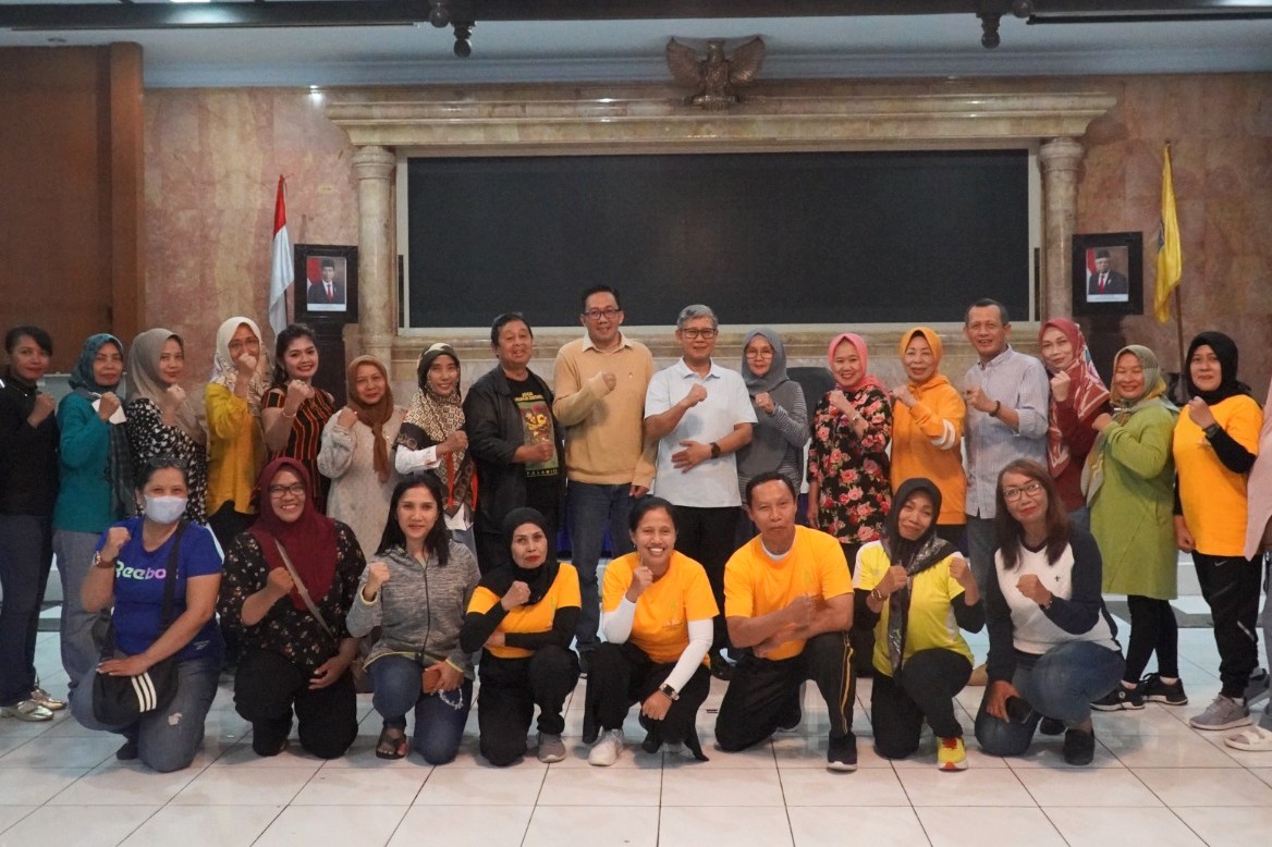 Atlet lansia latihan senam di Gedung Adipura, Komplek Balai Kota Tegal.